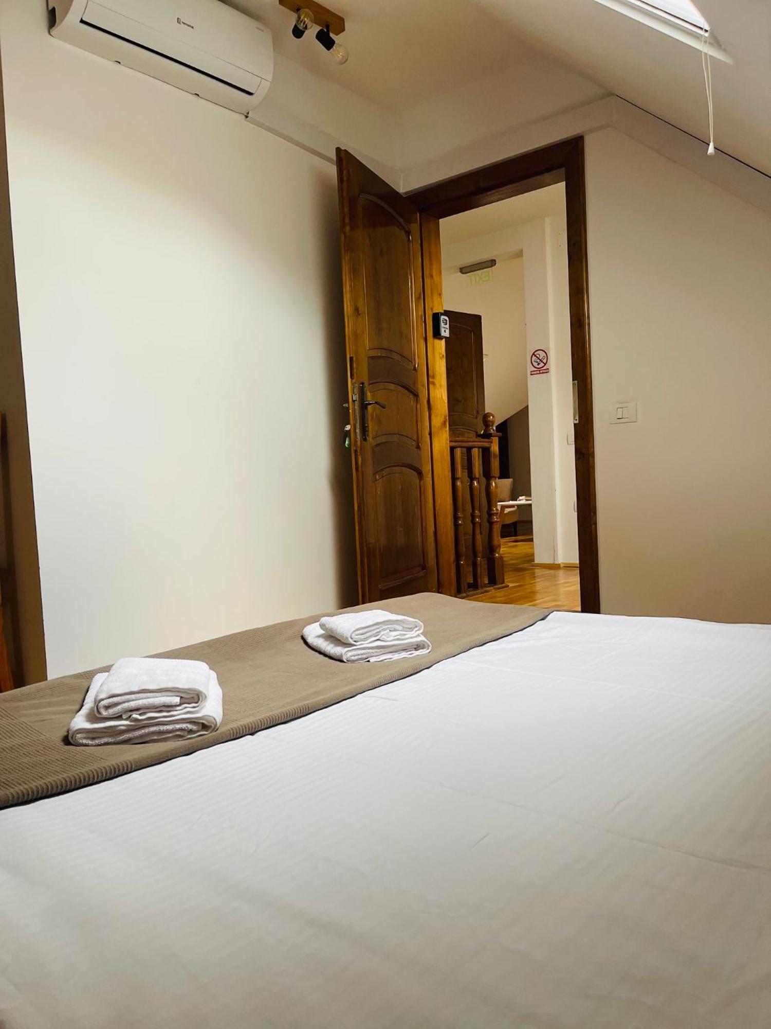 Domeniul Bondarelului Hotel Ocolisu Mic Ngoại thất bức ảnh